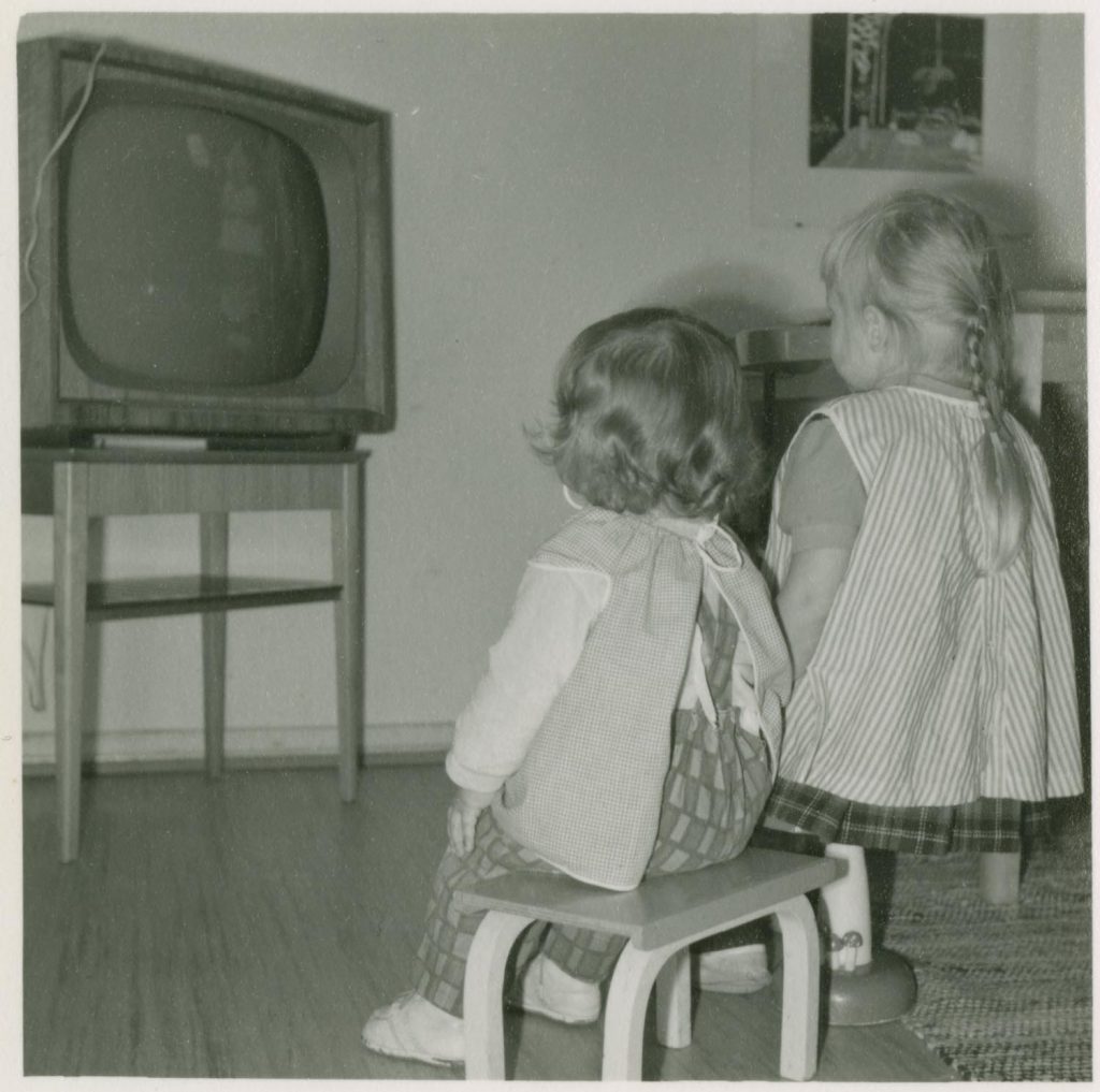 Pienet televisionkatsojat 1960-luvun Helsingissä.